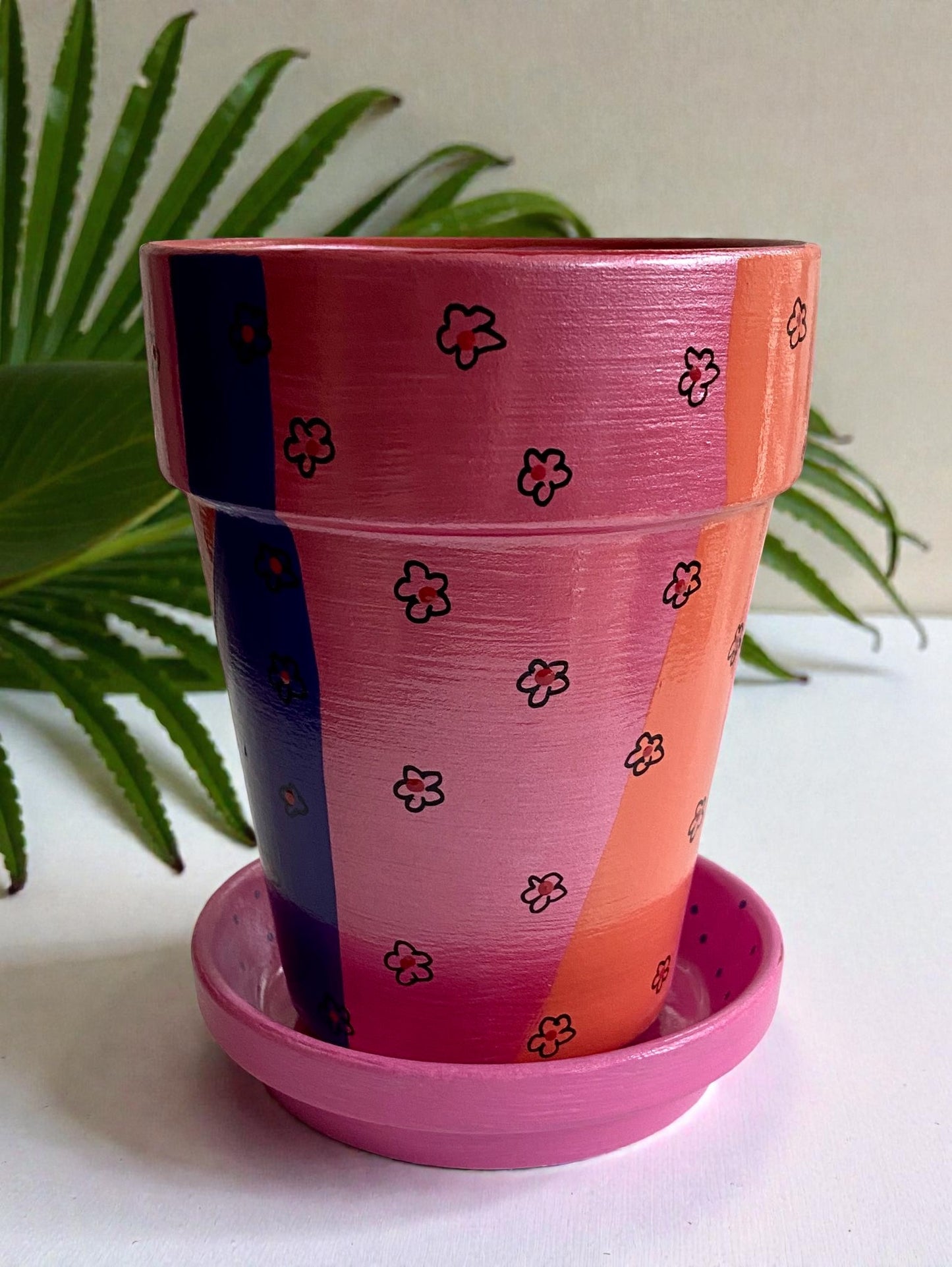 Abstract Woman Line Art Planter – Modern Decorative Terracotta Pot
