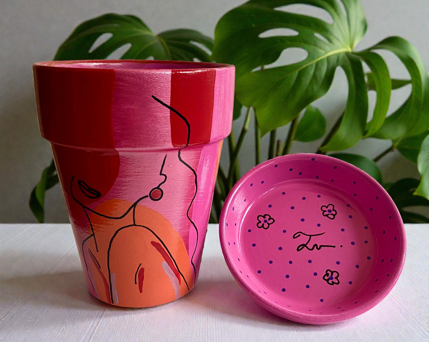 Abstract Woman Line Art Planter – Modern Decorative Terracotta Pot